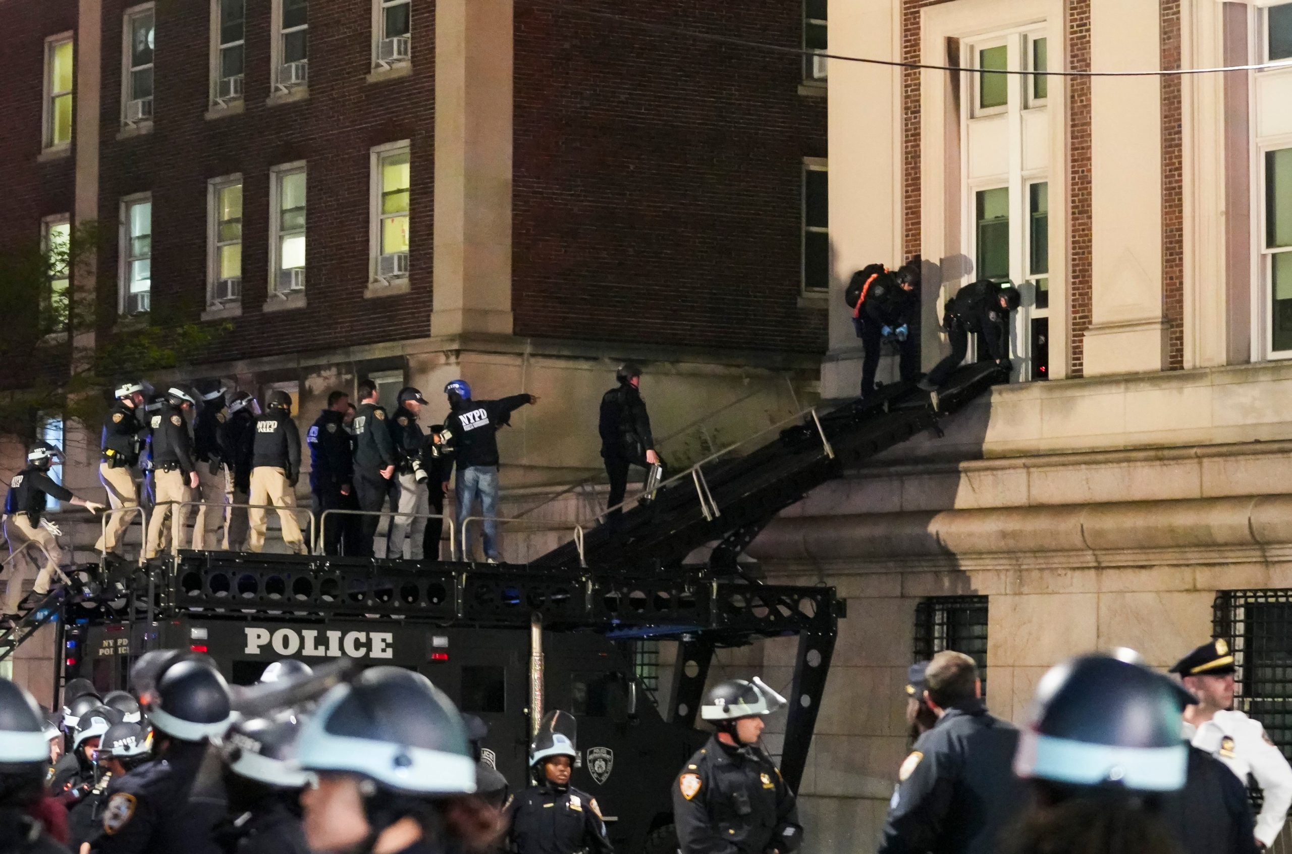 Agentes de policía entran a Hamilton Hall en la Universidad de Columbia a través de una rampa en un vehículo blindado