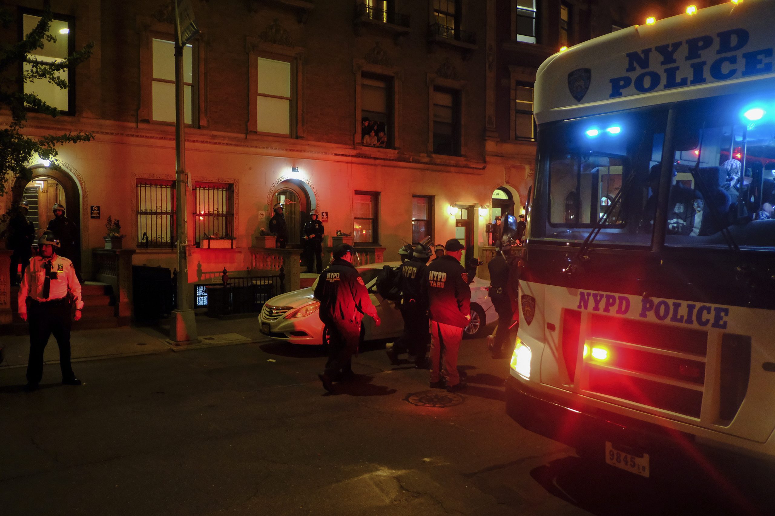 La policía sube a manifestantes arrestados de la Universidad de Columbia a un autobús