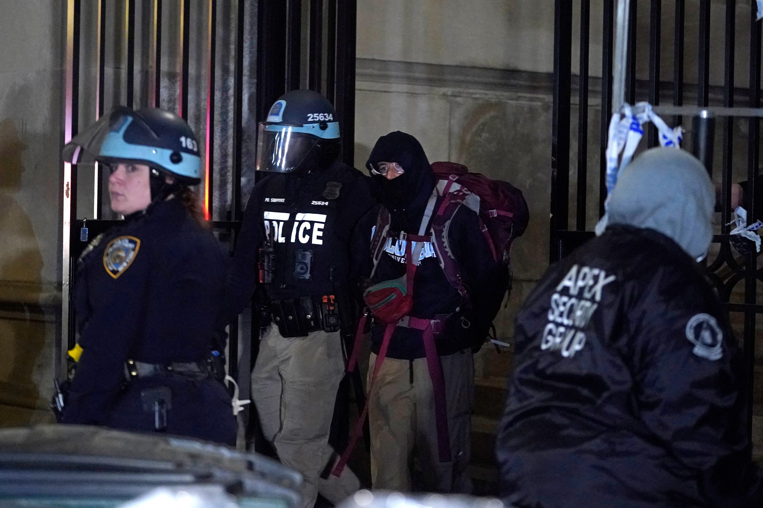 La policía de Nueva York llegó después de que los manifestantes se habían atrincherado dentro de Hamilton Hall