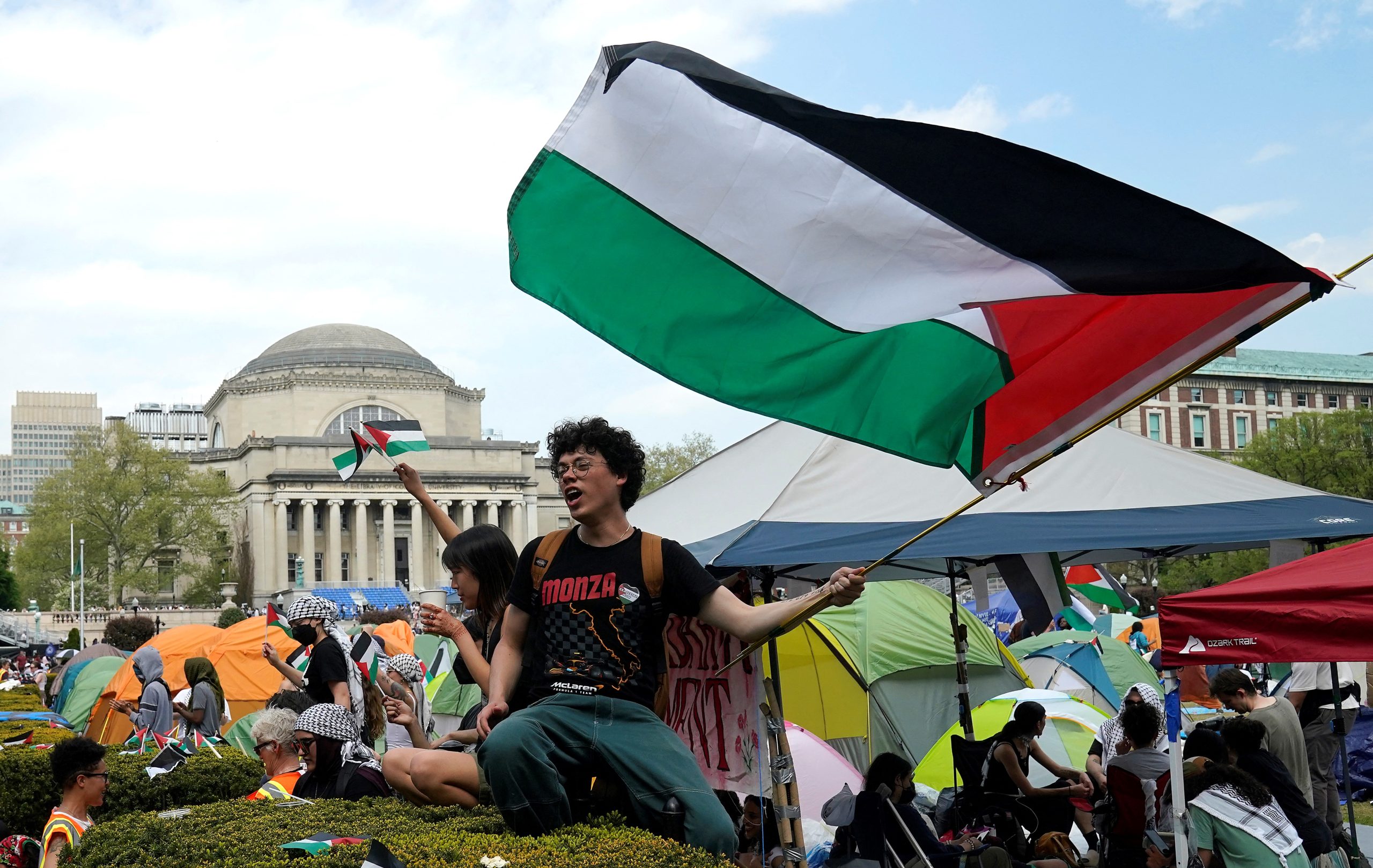 Manifestantes pro-palestinos y, abajo, partidarios de Israel han estado realizando manifestaciones en el campus de Columbia