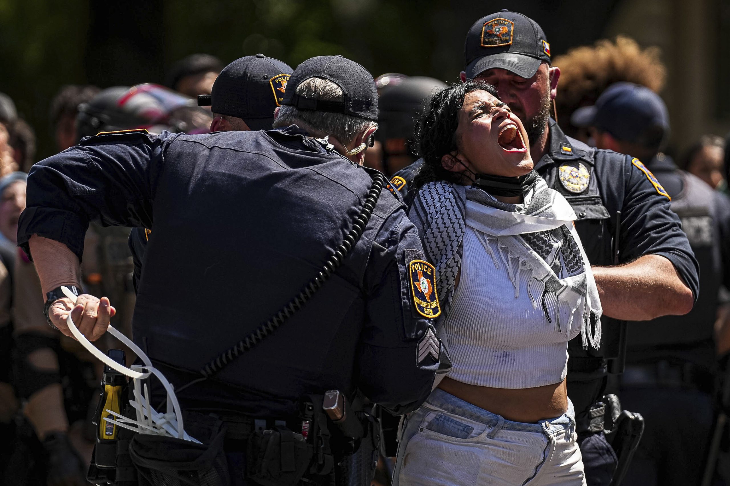 Una manifestante pro-palestina grita 