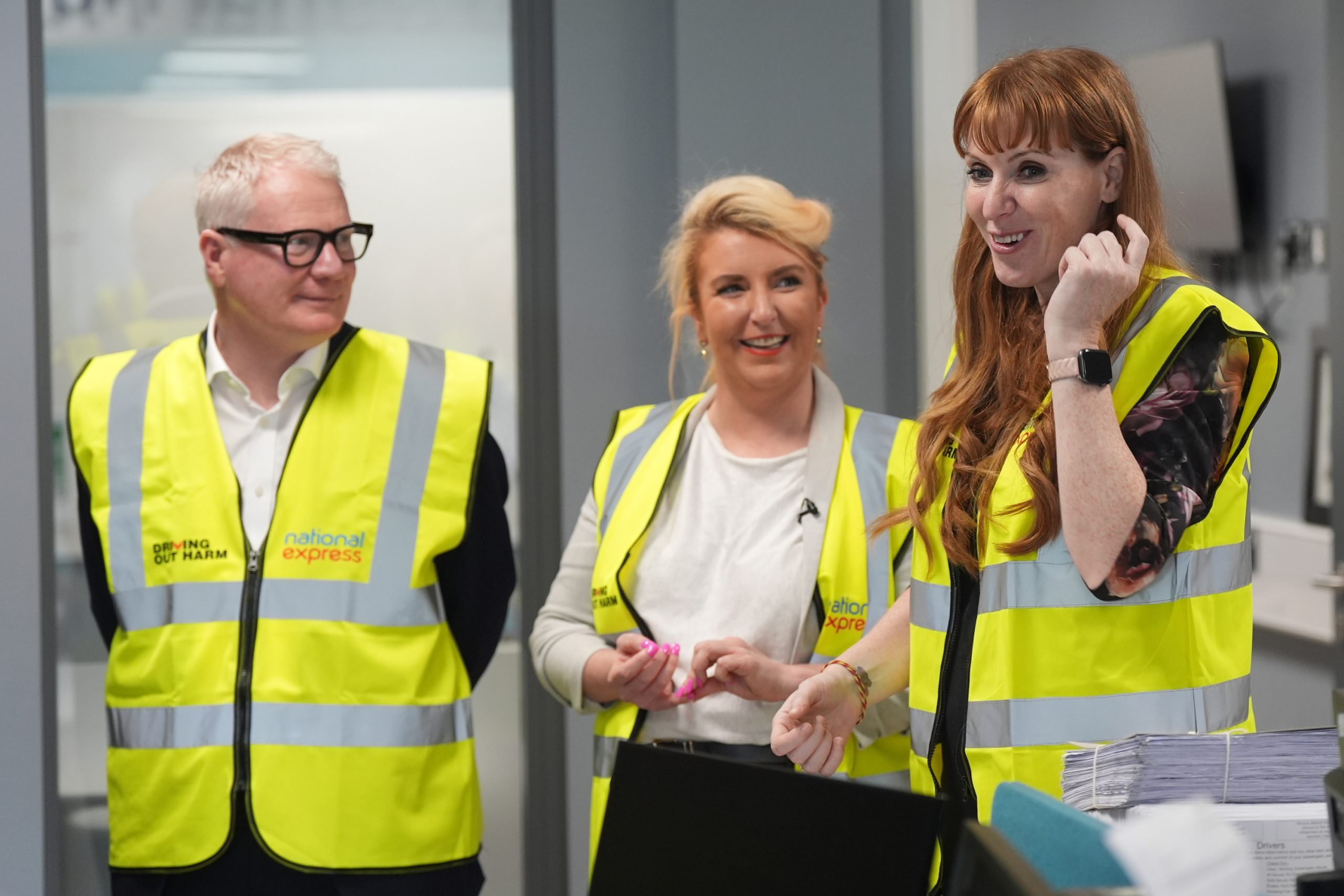 Richard Parker hace campaña con Louise Haigh, secretaria de transporte en la sombra, y Angela Rayner